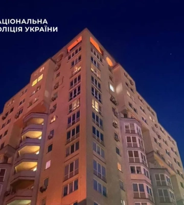 У Києві внаслідок атаки рф уламки дрона впали на дах житлової висотки
