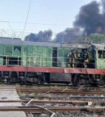Війська РФ ударили по залізниці на Дніпропетровщині: поранений машиніст, пошкоджені локомотиви