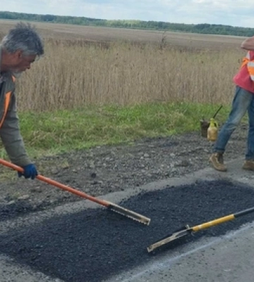 На дорогах Волині триває ямковий ремонт: де працювали дорожники 