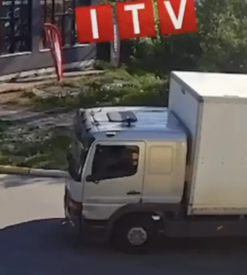 В Ірпені вантажівка переїхала 7-річну дівчинку — інцидент потрапив на відео