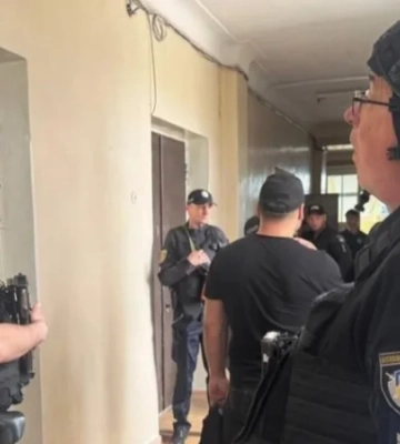 В Светловодском горсовете в Кировоградской области произошла стрельба, ранения получили два человека