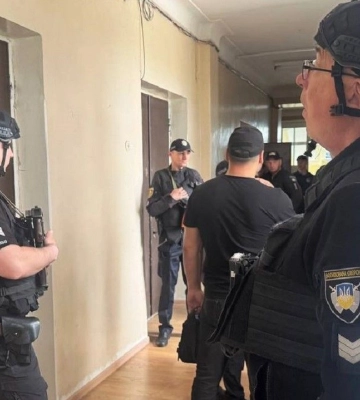 В Светловодском горсовете в Кировоградской области произошла стрельба, ранения получили два человека