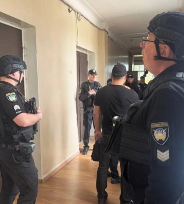 Прямой эфир с пистолетом: в Кировоградской области чиновник устроил стрельбу в здании исполкома