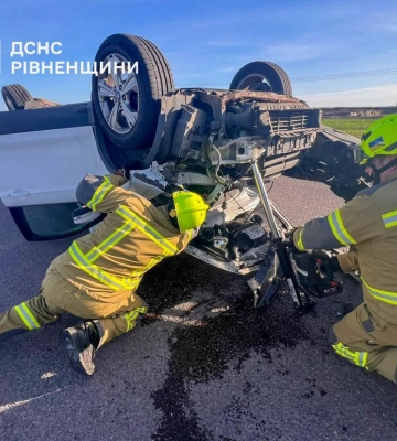 Поблизу Рівного внаслідок ДТП перекинулась автівка (ВІДЕО)