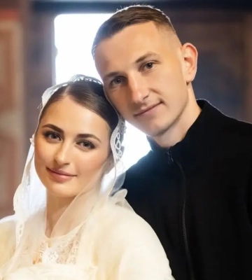Зворушливо. Дружина Різника показала, як він навчає плавати свою маленьку доньку