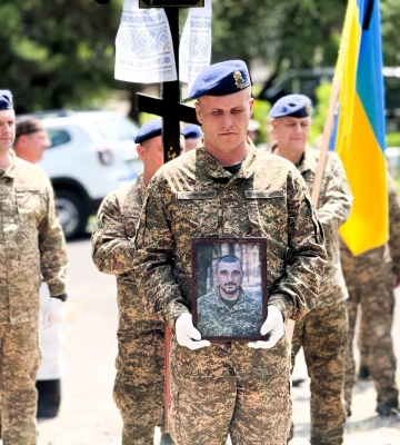 На Мукачівщині попрощалися із полеглим захисником Сергієм Світлим