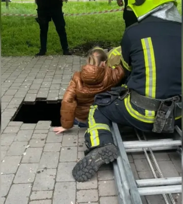 В Одесі 10-річна дівчинка провалилася під землю під час прогулянки