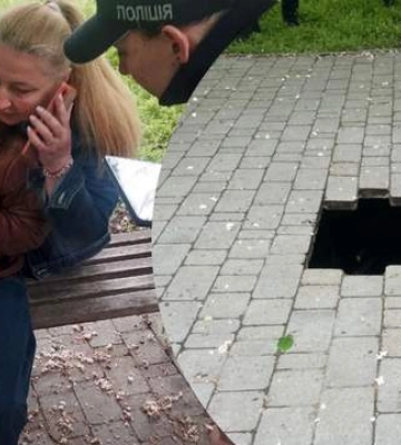 Плитка провалилась прямо под ногами: в Одессе 10-летняя девочка упала на 4 метра под землю
