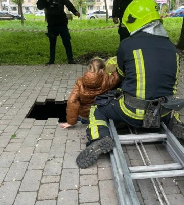 В Одессе девочка провалилась в четырехметровую яму под тротуарной плиткой