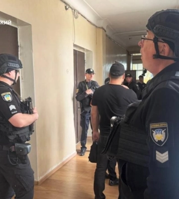 Внаслідок стрілянини у міськраді на Кіровоградщині постраждало двоє людей
