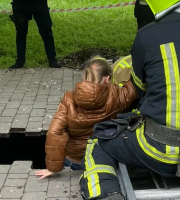 В Одесі 10-річна дівчинка впала у чотириметрову яму посеред тротуару