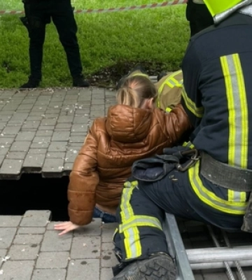 Тротуар вислизнув з-під ніг: в Одесі дитина провалилася у 4-метрову яму 