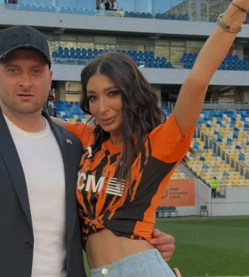 Підтримав рідний клуб. Ярослав Ракицький з'явився з дружиною на святкуванні чемпіонства Шахтаря