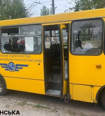 У Херсоні російський БпЛА атакував маршрутку, є постраждалі – влада