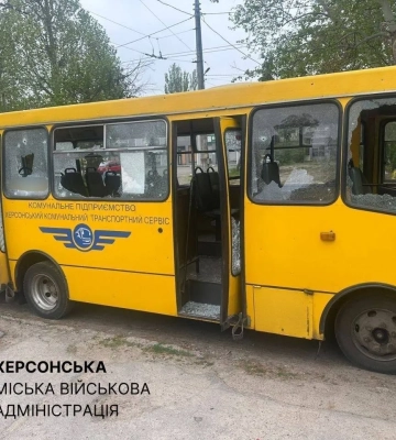 Ворог вдарив дроном по маршрутці у центрі Херсона, є постраждалі
