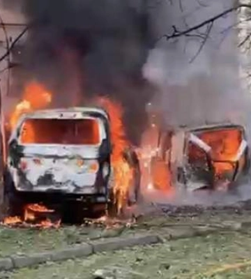 У житловому дворі Одеси після атаки спалахнула пожежа, постраждала людина