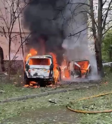 Ворог атакував Одесу безпілотниками - двоє постраждалих, загорілися автомобілі