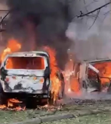 Массированная атака шахедами: в Одессе обломки БпЛА упали на крышу многоэтажки, возник пожар