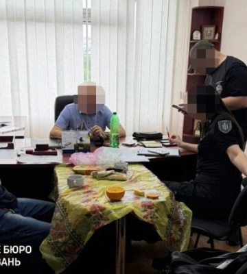 На Харківщині затримали п'яного посадовця Держгеокадастру, який вимагав у фермера 300 тисяч хабаря