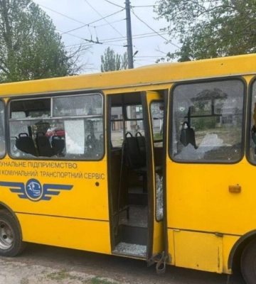 Ворог вдарив дроном по маршрутці у центрі Херсона, є постраждалі