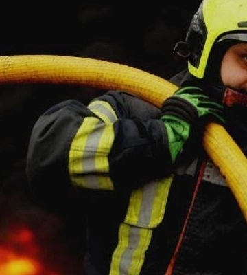 У житловому дворі Одеси після атаки спалахнула пожежа, постраждала людина