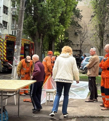 У житловому дворі Одеси після атаки спалахнула пожежа, постраждала людина