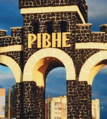 У Рівному є влучання по житловому будинку: двоє людей загинули, ще є поранені