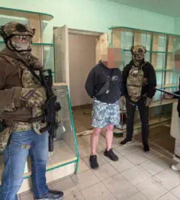 На Франківщині військовослужбовець намагався організувати масштабний збут «трофейної» зброї — СБУ