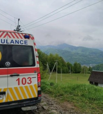 Рятувальна операція у гірських джунглях: Медики пішки проривалися крізь хащі, щоб врятувати туристку!