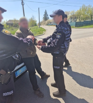 На Кіровоградщині поліцейські швидко взяли у кайданки злодія, який з ножем пограбував магазин