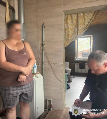 Поліцейські Харкова розбираються з домашнім насильником, який тиранив дружину та доньку