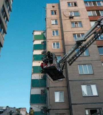 В Киеве в результате атаки разрушен подъезд жилого дома, под завалами есть люди — видео