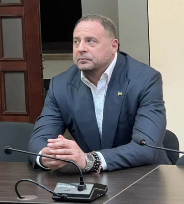 Суд смягчил меру пресечения Ермаку, разрешив выезд из Киева и области