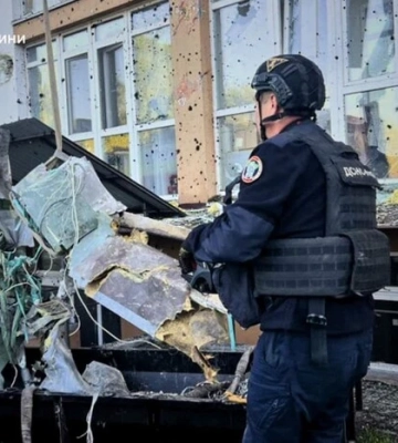 Рятувальники ДСНС показали, як діставали бойову частину ракети з багатоповерхівки у Чабанах