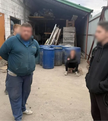У Києві спирт перетворювали на "елітний" алкоголь відомих брендів: роботу нелегального цеху зупинено