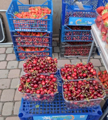 На ринках Ужгорода вже продають ранню закарпатську черешню