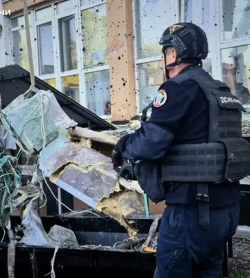 Під Києвом ракета влучила у багатоповерхівку і не здетонувала