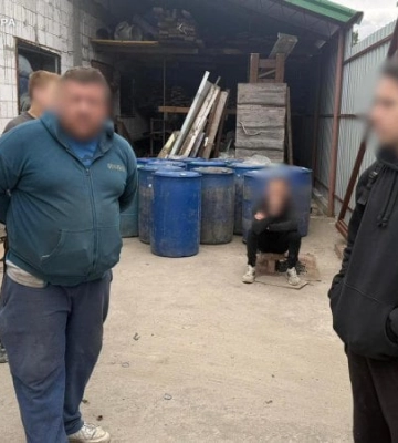 У Києві у підпільному цеху спирт перетворювали на «елітний» алкоголь – прокуратура