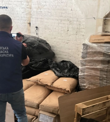У Києві спирт перетворювали на "елітний" алкоголь відомих брендів: роботу нелегального цеху зупинено