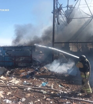 Рашисти вдарили по ринку та храму у Вільнянську — є загиблі та поранені (, )