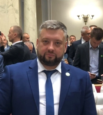 Супруга подозреваемого в коррупции "слуги народа" могла вести бизнес на ВОТ Луганской области и уплачивать налоги рф – СМИ