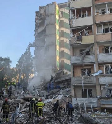 Полиция показала первые минуты после удара по многоэтажке в Киеве — видео
