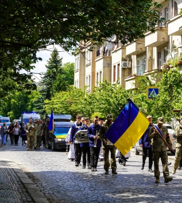 В Ужгороді попрощалися із 22-річним полеглим захисником Денисом Дзюіним