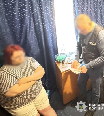 Поліцейські Києва викрили шахрайку, яка видурила у військовослужбовця понад 700 тисяч гривень