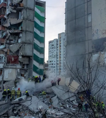 У Києві у багатоповерхівку, за попередніми даними, влучила російська ракета Х-101 — Зеленський