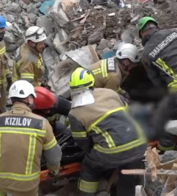 ДСНС показали болючі кадри вилучення тіла дитини з-під завалів зруйнованої багатоповерхівки в Києві. ВIДЕО