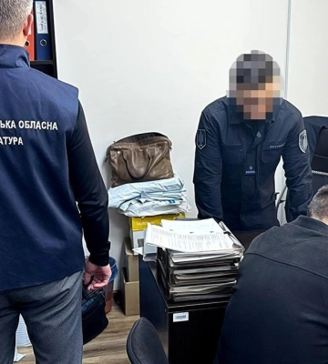 На Прикарпатті затримали керівника слідчого відділу поліції за підозрою у вимаганні 5 тисяч доларів