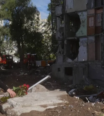Зеленський відвідав місце російського удару по багатоповерхівці у Дарницькому районі Києва