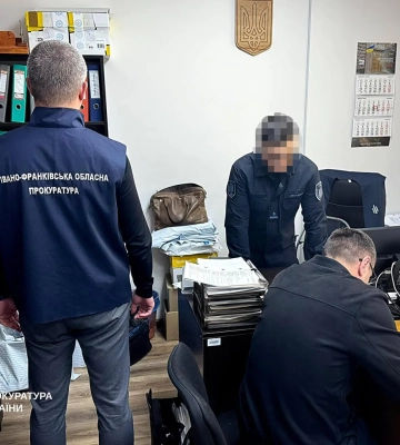 На Прикарпатье задержали руководителя следственного отдела полиции за вымогательство 5 тыс. долларов и угрозы мобилизацией