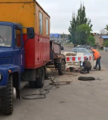У Миколаєві на вулиці Троїцькій замінюють аварійну ділянку водомережі